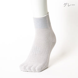 グレー