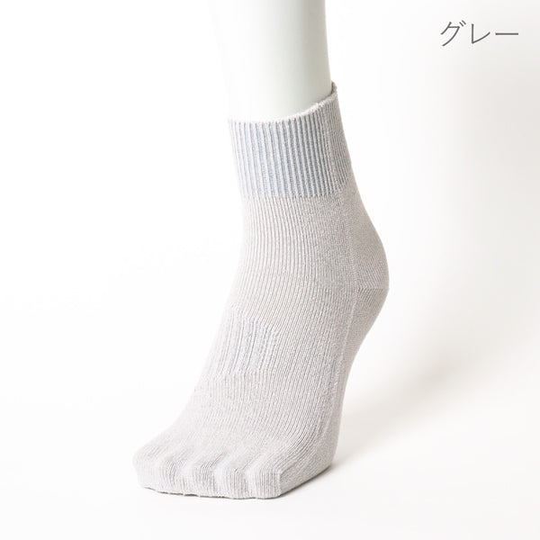 グレー